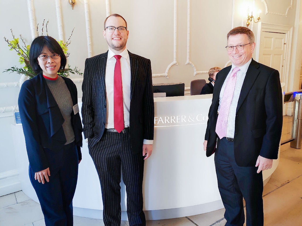 张婷律师与FARRER&CO律师事务所合伙人Richard Lane及该所家族办公室业务部主席Simon Rees合影