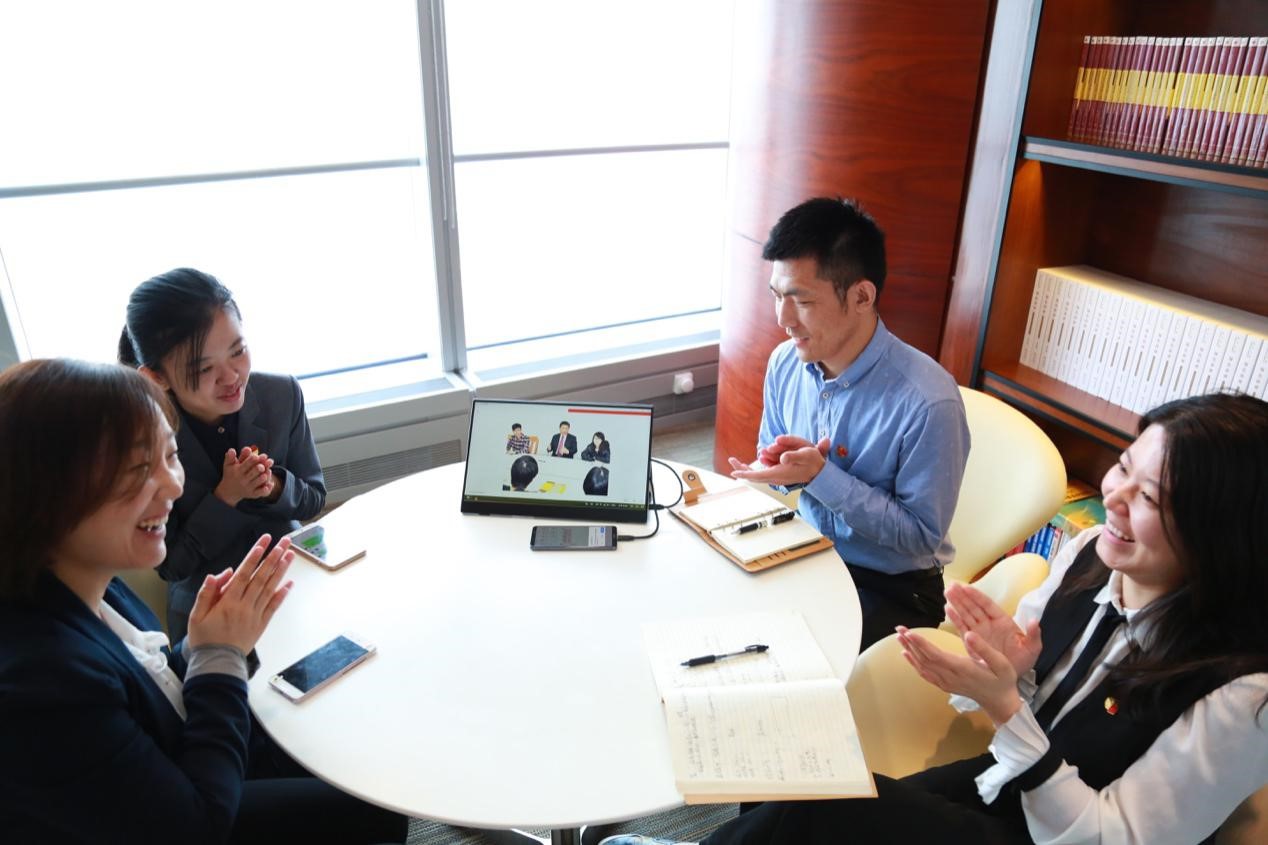 律师党员利用手机投屏功能,互动交流“学习强国”学习平台中的知识