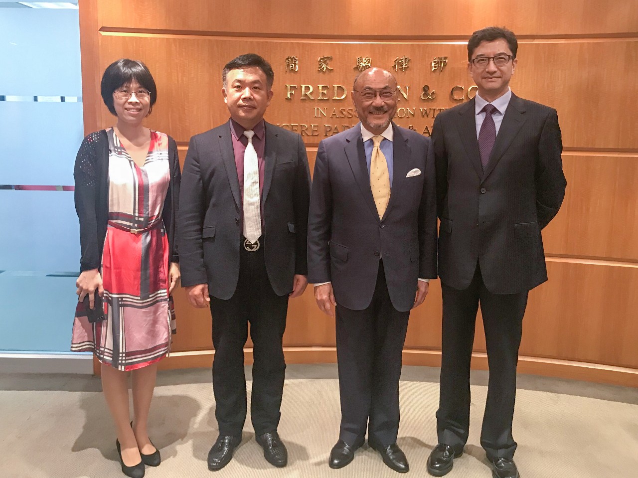 北京市道可特律师事务所主任刘光超律师、高级顾问西小虹律师、国际业务部主任张婷律师与香港简家聪律师行（KAN & CO., FRED）创办人及高级合伙人简家聪律师合影