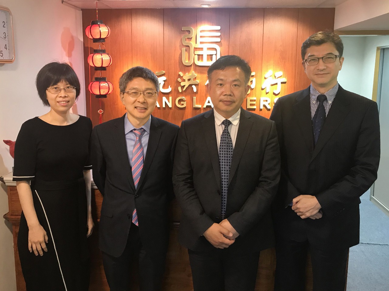 北京市道可特律师事务所主任刘光超律师、高级顾问西小虹律师、国际业务部主任张婷律师一行与香港张元洪律师行创办人张元洪律师合影