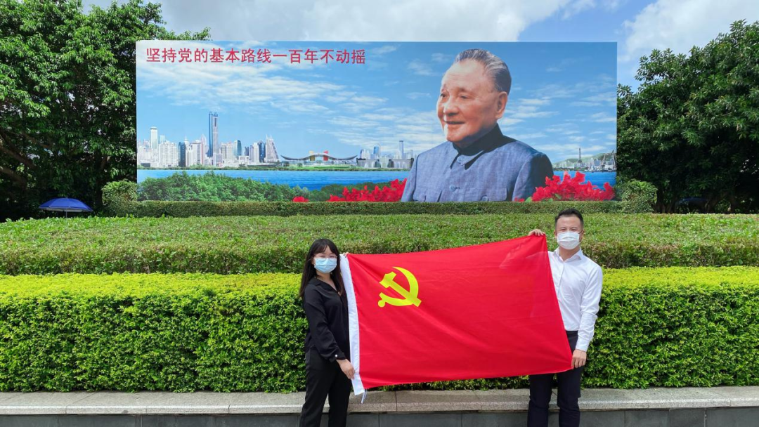 道可特深圳办公室成员来到了邓小平画像广场
