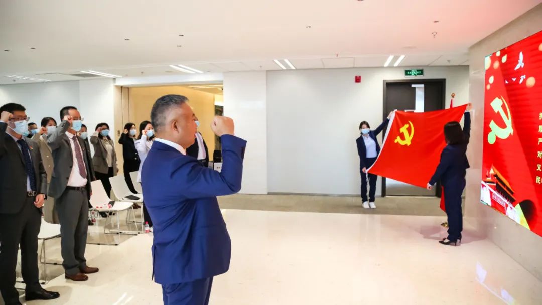 道可特北京办公室党员重温入党誓词