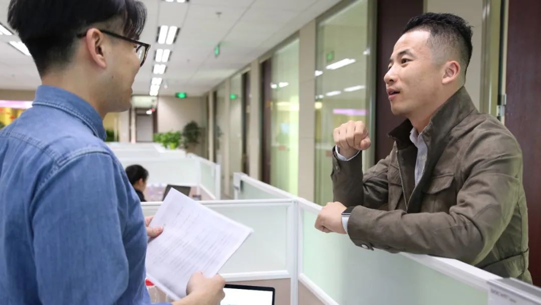 周宁律师跟律师助理讨论客户要求的案件分析报告