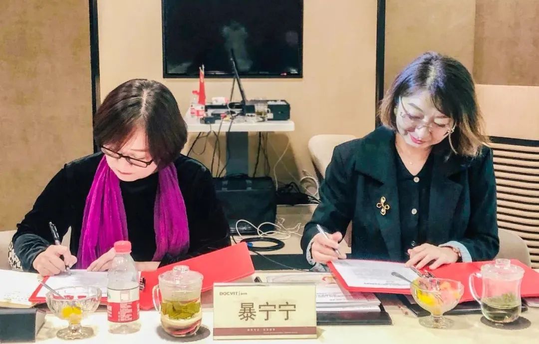 北京市道可特律师事务所携手康爱之家婚姻家庭部，与各界嘉宾共同签署了《北京市道可特律师事务所 & 康爱之家婚姻家庭部普法进社区倡议书》