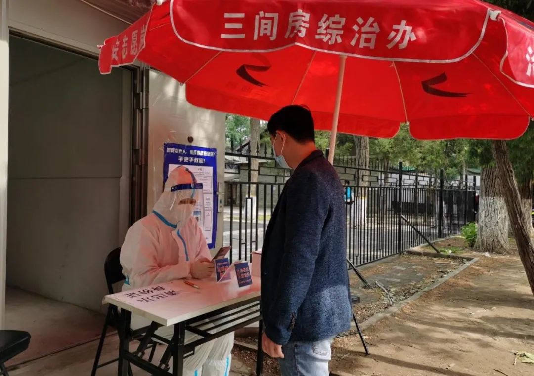 道可特志愿者正在登记核酸检测人员身份信息