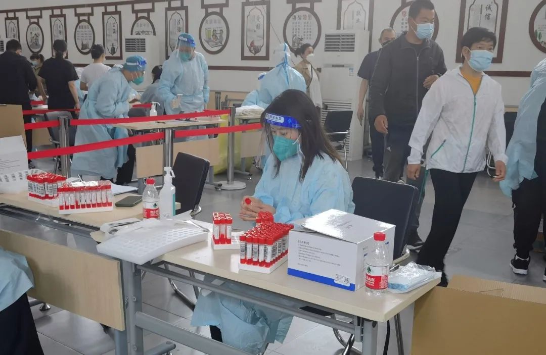 道可特志愿者正在粘贴核酸检测试管码
