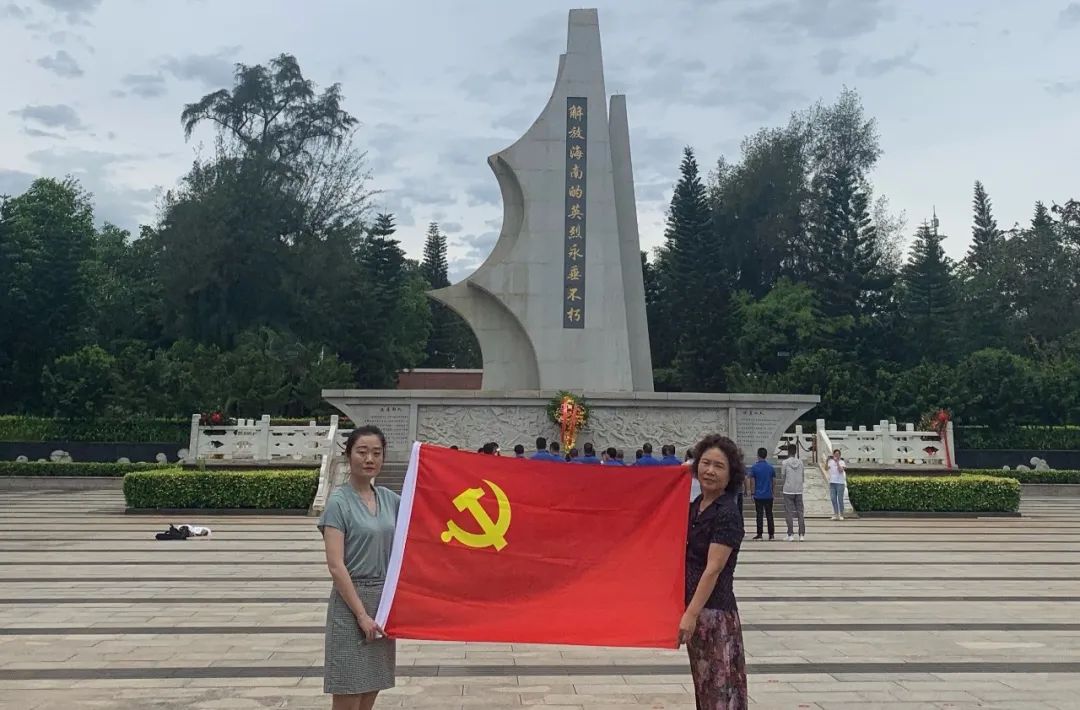 道可特海口办公室来到了解放海南岛战役烈士陵园