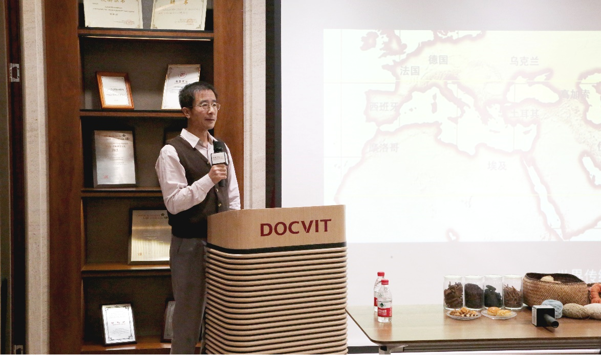 中国民族民间工艺美术家协会会员、“玺室朴堂”染织艺术创始人赵英伟老师