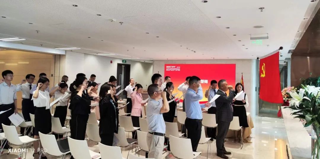 刘光超同志带领全体同志重温入党誓词